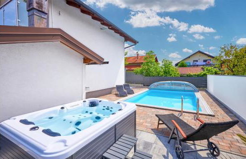 Beautiful Home In Dugo Selo - Foto 1