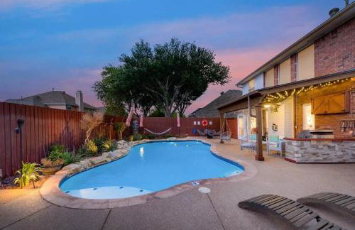 Modern and Luxury DFW Mansion with Backyard Oasis - Foto 35