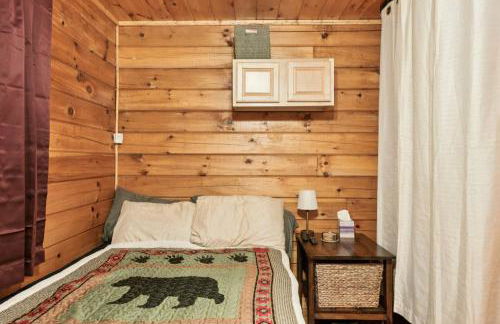 Cozy Creekside Cabin with Wraparound Porch home - Foto 16