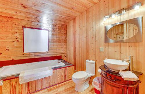 15 Mi to Snowshoe Resort Cabin with Deck and Fire Pit - Foto 10