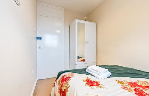 #99 Quirky and Stylish 3-Bedroom - Close to Drayton Manor Theme Park - Sleeps 6 - "Perfect for contractors and Families - Free parking" - Photo 48