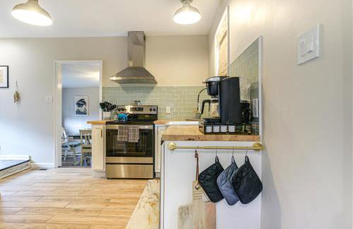 Walk to Town and River Charming Home in North East! - Foto 7