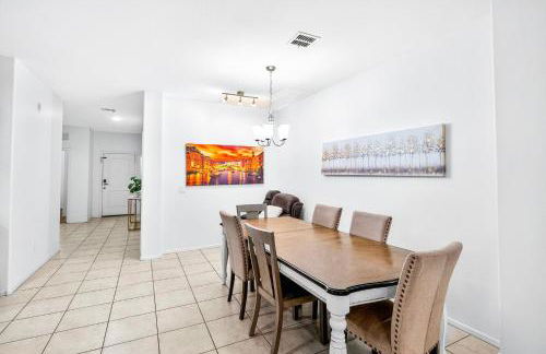 Tropical Desert Oasis Phoenix 5BR 3Bath with Outdoor Tiki Bar & BBQ - Photo 8