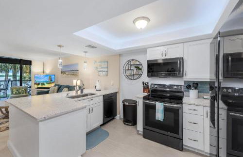 Waterfront Island Oasis! Heated Pool with Stunning View & 2 Full Bath - Foto 9