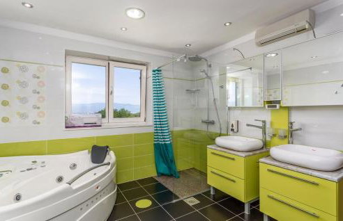 Villa With Pool, Jacuzzi, Sauna, Fitness, Playground & Wine Cellar - Photo 45