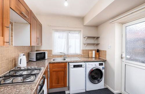 Convenient 2BR House with Great Transport Links - Photo 7