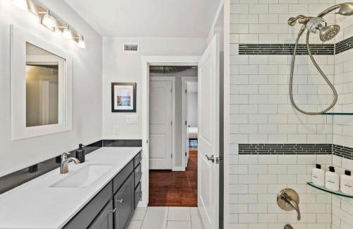 Mid-century home in Zilker with a backyard - Foto 18