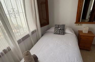 Apartamento con jardín, piscina y parking - Foto 10