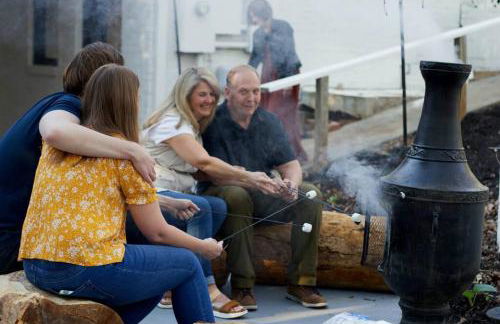 Cozy Retreat near Paris Mtn State Park Sleeps 12 - Foto 75