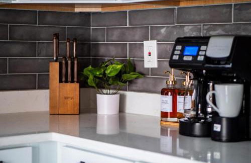 Hot Tub N64 Mins to Downtown Sleeps 8 - Foto 19