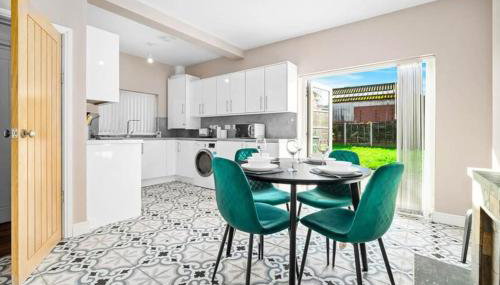 Cozy 3-bed house ideal for families and contractors with Netflix 7 miles for Birmingham City Centre - Foto 5, Garden view, pet friendly