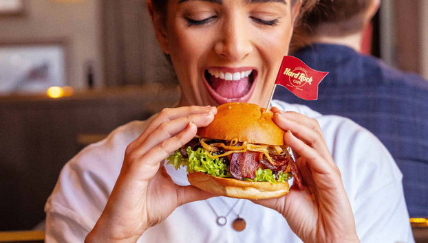 Hard Rock Cafe Roma sin colas - Foto 2, Disfrutando una hamburguesa en el Hard Rock Cafe Roma