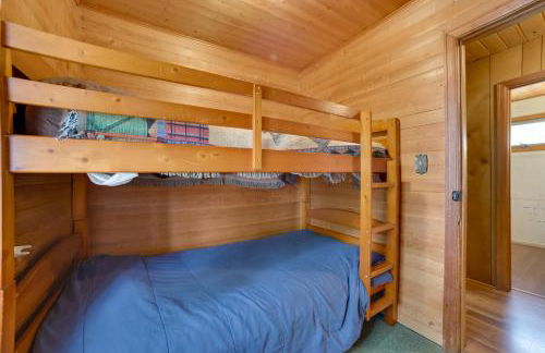 Steps to Lake Cedarville Cabin 12 with Shared Perks - Foto 15