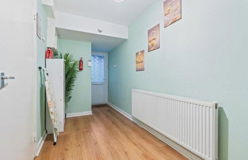 #99 Quirky and Stylish 3-Bedroom - Close to Drayton Manor Theme Park - Sleeps 6 - "Perfect for contractors and Families - Free parking" - Photo 14