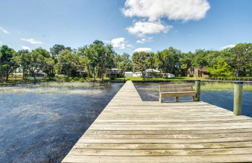 Renovated Crescent Lake Escape with Waterfront Deck! - Foto 15