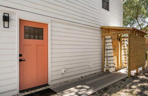 Couples Retreat with Hot Tub, Beach Cruisers, Spa Bath - Foto 44