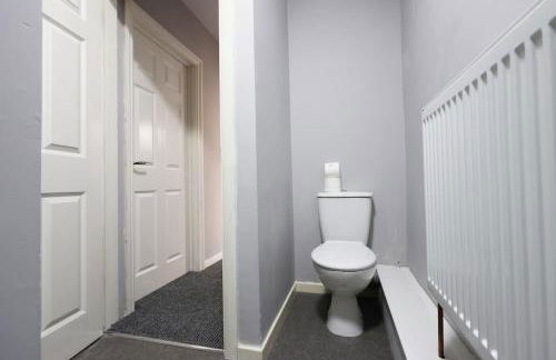 Modern 3 Bed - M4 ACCESS - Wi-Fi - Photo 15