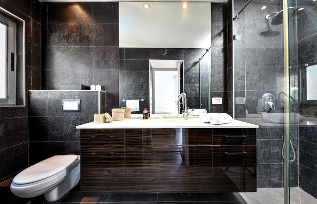 Modern Gem with Stunning Balcony by Sea N Rent - Photo 19