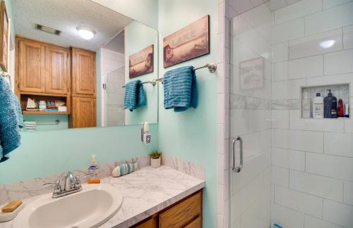 Dock and Water-View Deck Home on Lake Dardanelle - Foto 13