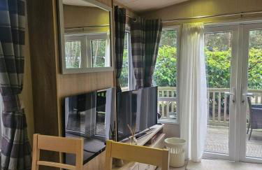 Fawn Lodge, Kelling Heath - Woodland Setting and Pets Welcome - Photo 4