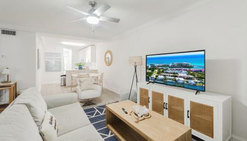 Boca Waterfront Oasis Walk to Beach with Pool, Hot Tub, Gym - Foto 3