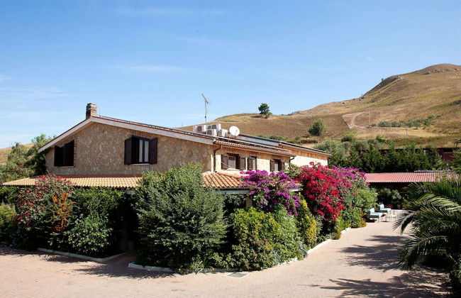 Villa in Alia With Pool & Olive Views - Photo 21