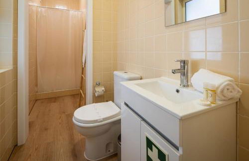 Bright & Spacious Villa by Beach - Photo 35