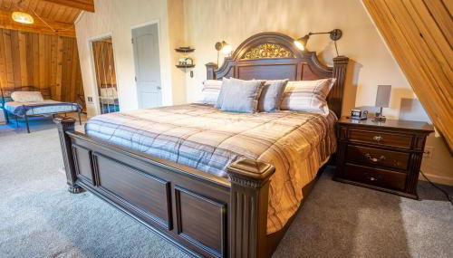 Mt Rainier!Best place to stay with family and friends! Sleeps10!4B 2B Home! Hottub!PondView!Paradise! - Foto 3