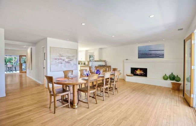 Serene Coastal Home Sleeps 8 1 Mile From Beach! - Foto 24