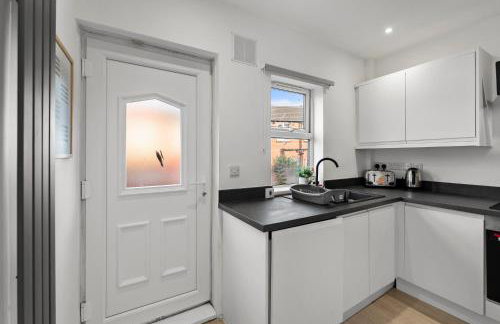 Spacious Modern 2BR - Parking - Workspace Area, Ideal for Contractors & Long Stays - NordStay - Foto 7