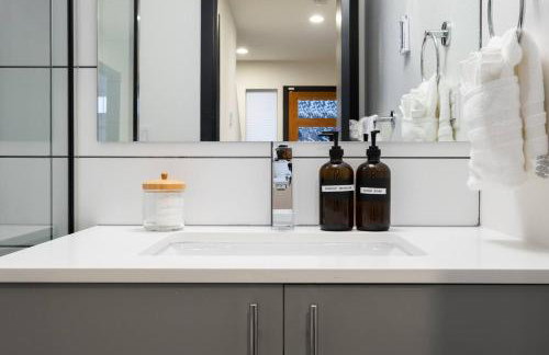 Walk to Restaurants from a Designer Cap Hill Home - Foto 60