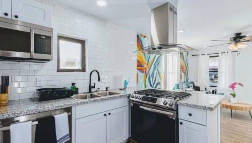 Phoenix Retreat - 2 Bedroom Home with King-Size Bed - 3 Smart TVs - 10 min from Airp - Unit A - Foto 3, stove, pet friendly, minibar