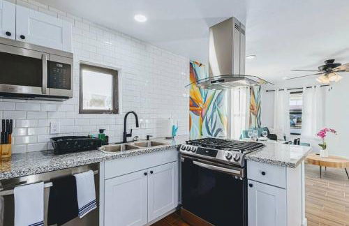 Phoenix Retreat - 2 Bedroom Home with King-Size Bed - 3 Smart TVs - 10 min from Airp - Unit A - Foto 3