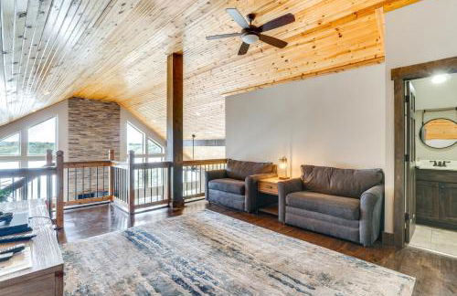 Lavish Retreat with Decks, Steps to Table Rock Lake! - Foto 14