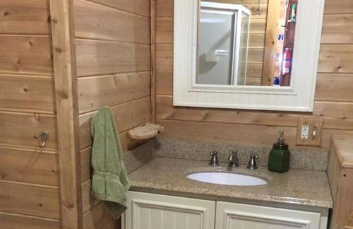 Charming Lakefront Cabin Rental with a Fire Pit near Brownville, Maine - Foto 10