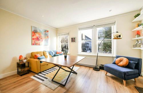 Modern 2BR Apartment for Contractors, Balcony & Fast Wi-Fi, W6 - Foto 40