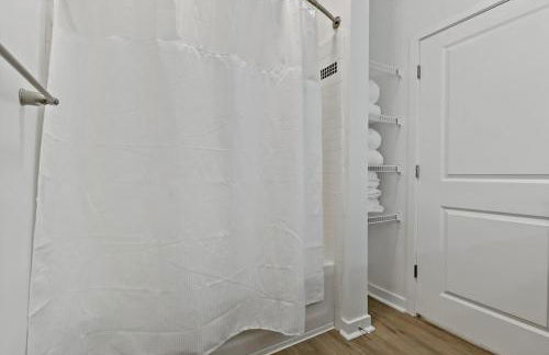 Chic Studio - 5 Min DT, Gym, Parking, W-D - Sleeps 6 - Foto 25