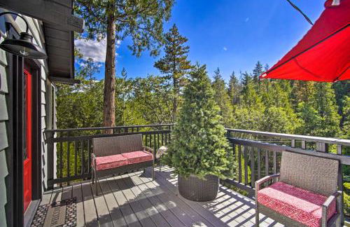Tree-Lined Twin Peaks Cottage with Custom Stream - Foto 2