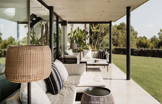 Modern Villa With Minimalistic Decor - Photo 37