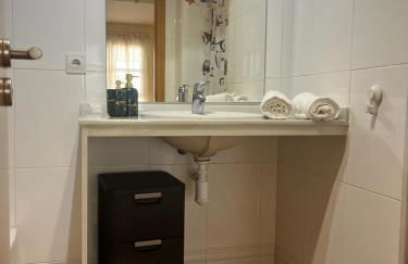 Sea-Breeze Apartment with Pool & Parking - Foto 7