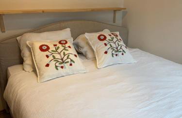 Forest Cabin Nest-Family Retreat for 7 with Sauna & Hot tub - Foto 4