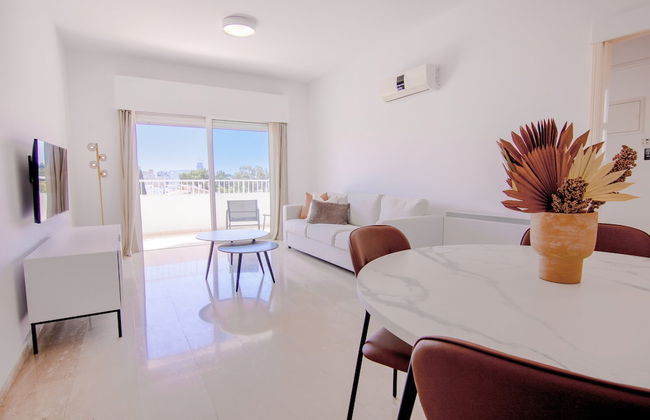 Phaedrus Living: Modern City View Flat Nafi - Photo 1