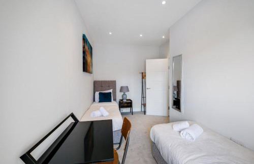 Luxury 5 Bedroom, 4 Bathroom Home in Purley - Foto 39