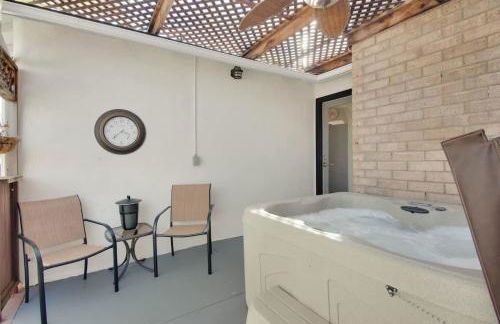 MIDCENTURY MANOR-Hot Tub & 5 Blocks to Town Center - Foto 22