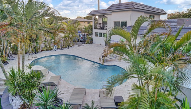 RA Suites by DesignedVR - Foto 5, Piscina