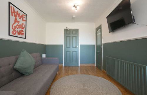 Stupton House, Large 3 Bed House that Sleeps 8 with Full Size Pool Table & FREE Parking - Hosted by Stay Host Save - Foto 7
