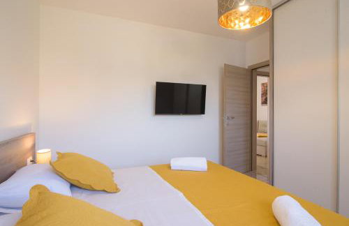 Villa Barbara & Zoran with free parking and heated swimming pool - Photo 76