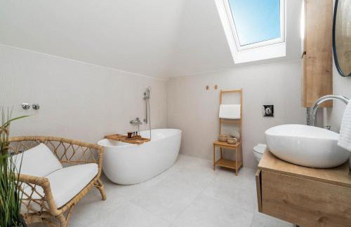 Villa Ani! Traditional and luxurious 4-bedroom villa with heated pool and sea views - Foto 30