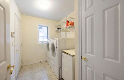 Secluded 9BR Getaway, Pool, Hot Tub & Huge Deck - Foto 30