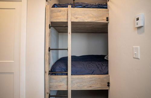 Cozy Downtown Condo with Jacuzzi 5 Min to Resort - Foto 24